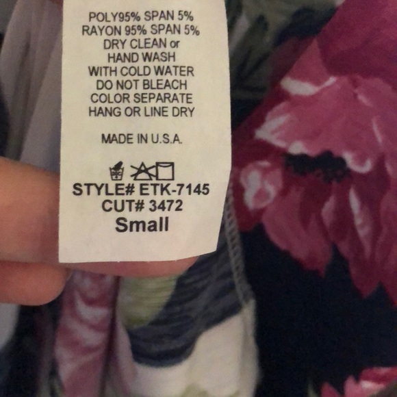 Last 1! Small Super cute floral/striped top - Picture 3 of 3